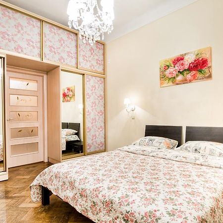 Flower Apartment. Central Location. Lviv Buitenkant foto
